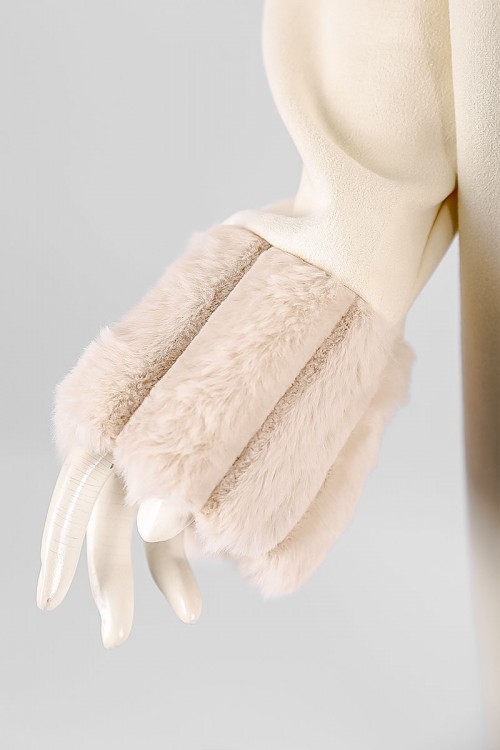 فروة نسائية شتوية طويلة لون بيج فاتح بقبعة متصلة و بجيوب مزينة بالفرو في الأطراف