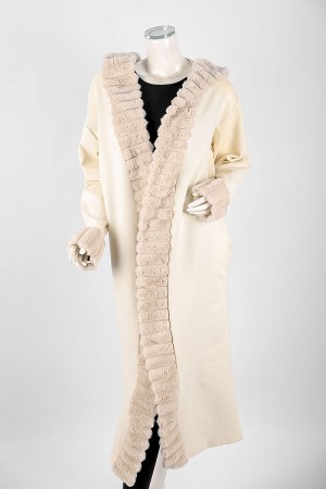 فروة نسائية شتوية طويلة لون بيج فاتح بقبعة متصلة و بجيوب مزينة بالفرو في الأطراف