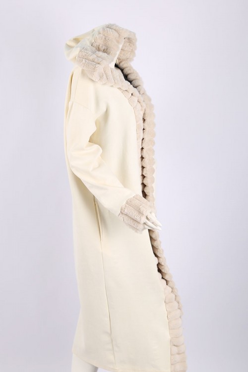 فروة نسائية شتوية طويلة لون بيج فاتح بقبعة متصلة و بجيوب مزينة بالفرو في الأطراف