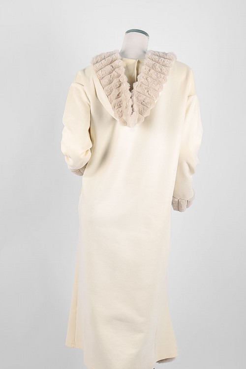 فروة نسائية شتوية طويلة لون بيج فاتح بقبعة متصلة و بجيوب مزينة بالفرو في الأطراف