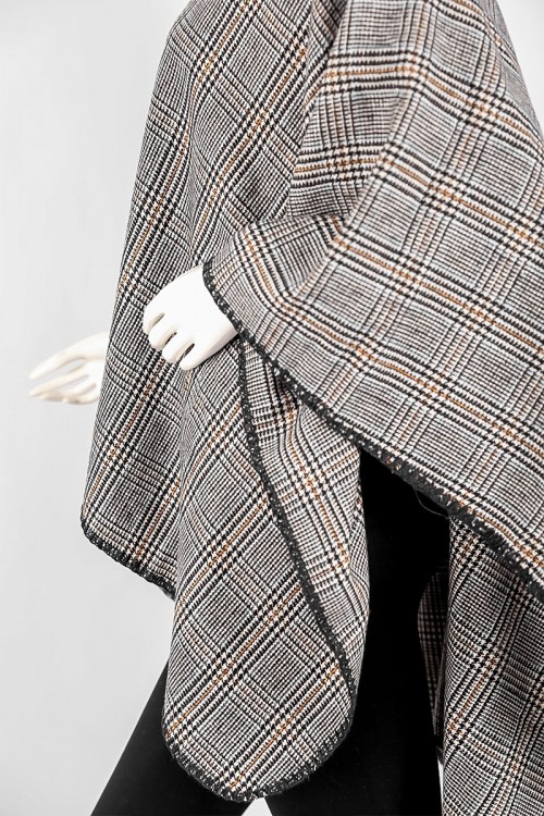 شال شتوي نسائي لون رمادي مزين بخيوط باللون الأصفر و بأطراف باللون الأسود