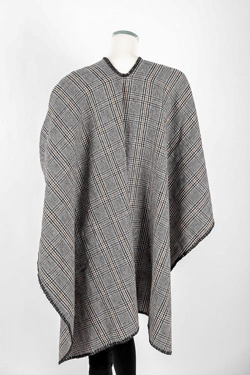 شال شتوي نسائي لون رمادي مزين بخيوط باللون الأصفر و بأطراف باللون الأسود