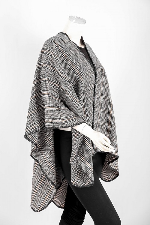 شال شتوي نسائي لون رمادي مزين بخيوط باللون الأصفر و بأطراف باللون الأسود