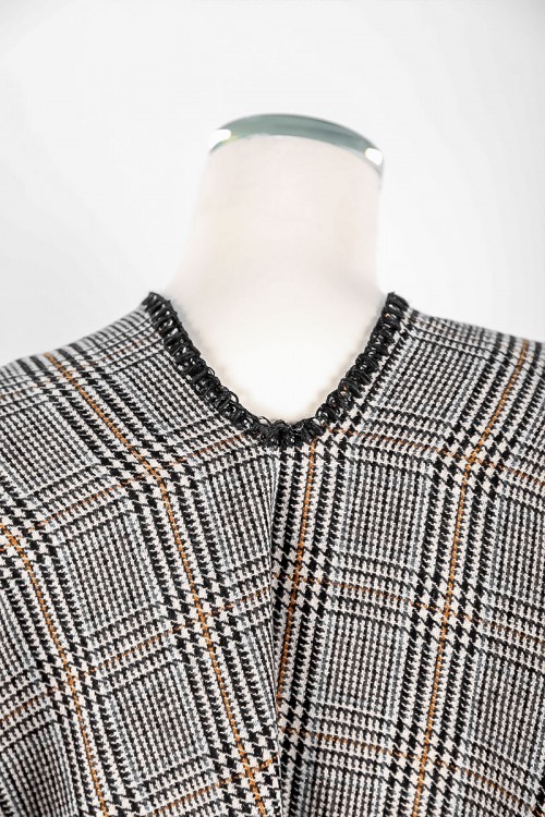 شال شتوي نسائي لون رمادي مزين بخيوط باللون الأصفر و بأطراف باللون الأسود