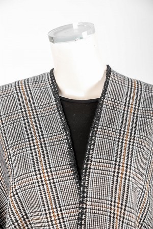 شال شتوي نسائي لون رمادي مزين بخيوط باللون الأصفر و بأطراف باللون الأسود