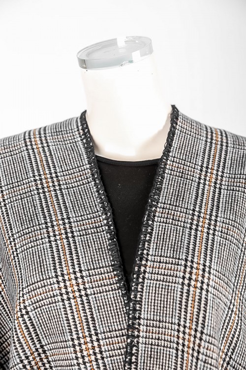 شال شتوي نسائي لون رمادي مزين بخيوط باللون الأصفر و بأطراف باللون الأسود