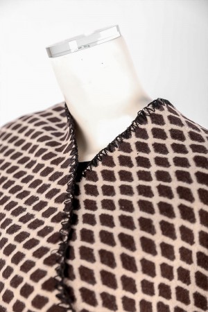 شال شتوي نسائي لون بيج منقط باللون البني