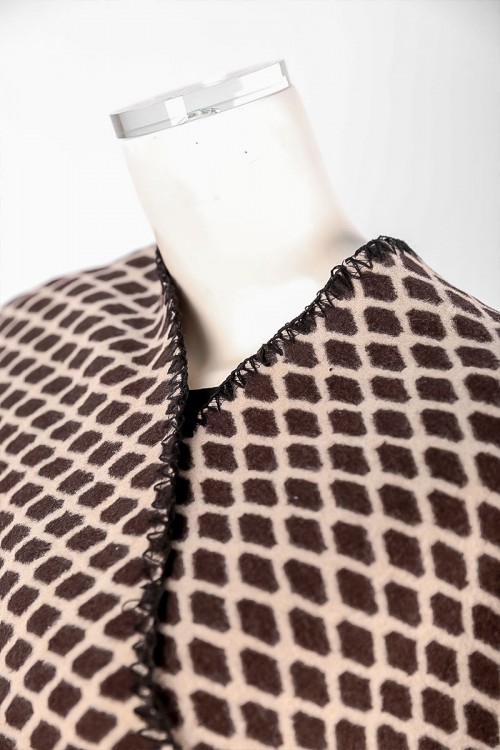 شال شتوي نسائي لون بيج منقط باللون البني