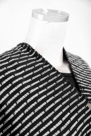 شال شتوي نسائي لون أسود مزين بخيوط باللون الأبيض 