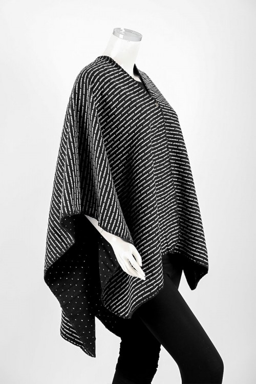 شال شتوي نسائي لون أسود مزين بخيوط باللون الأبيض