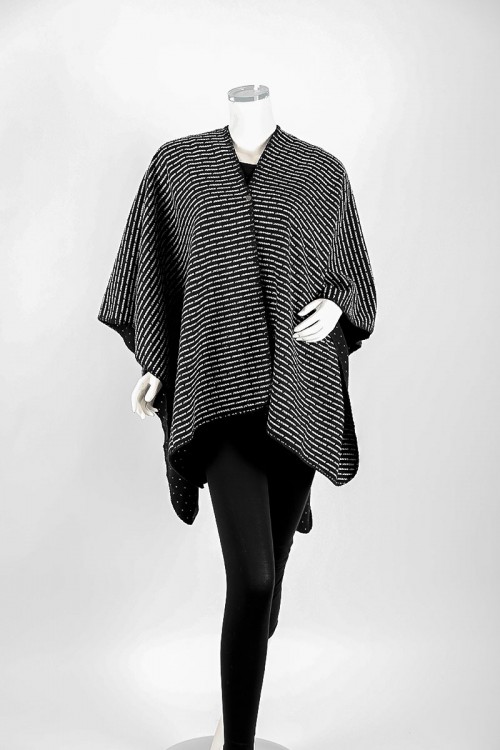 شال شتوي نسائي لون أسود مزين بخيوط باللون الأبيض