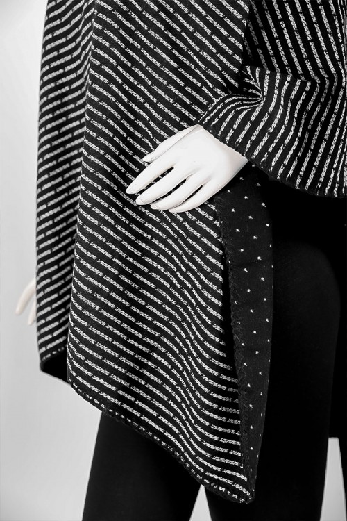 شال شتوي نسائي لون أسود مزين بخيوط باللون الأبيض