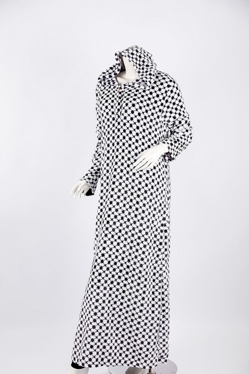 قميص نسائي شتوي طويل لون أبيض منقط باللون الأسود ياقة بقبعة متصلة و أزرار و بأكمام طويلة