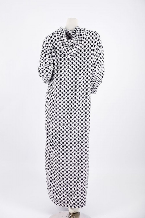 قميص نسائي شتوي طويل لون أبيض منقط باللون الأسود ياقة بقبعة متصلة و أزرار و بأكمام طويلة