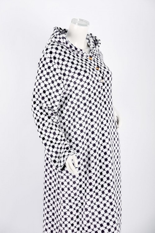 قميص نسائي شتوي طويل لون أبيض منقط باللون الأسود ياقة بقبعة متصلة و أزرار و بأكمام طويلة