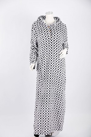 قميص نسائي شتوي طويل لون أبيض منقط باللون الأسود ياقة بقبعة متصلة و أزرار و بأكمام طويلة