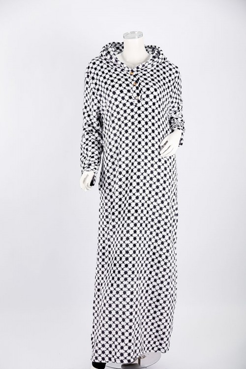 قميص نسائي شتوي طويل لون أبيض منقط باللون الأسود ياقة بقبعة متصلة و أزرار و بأكمام طويلة