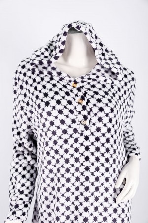 قميص نسائي شتوي طويل لون أبيض منقط باللون الأسود ياقة بقبعة متصلة و أزرار و بأكمام طويلة