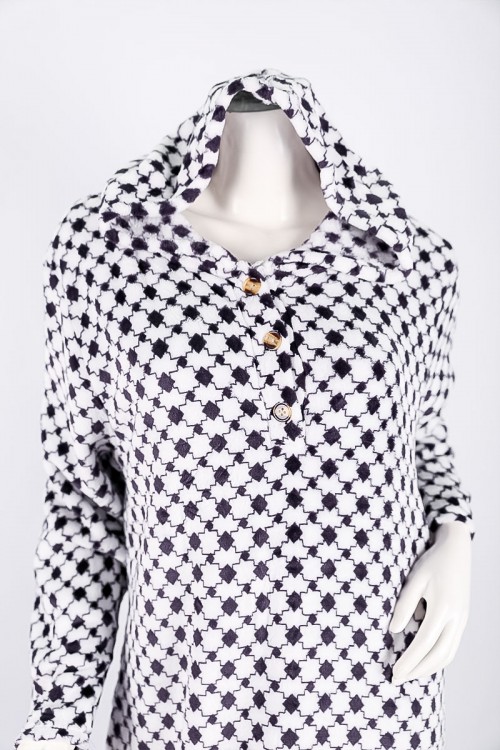 قميص نسائي شتوي طويل لون أبيض منقط باللون الأسود ياقة بقبعة متصلة و أزرار و بأكمام طويلة