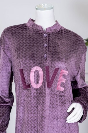 قميص نسائي شتوي طويل لون موف مزين بكتابات ياقة عالية بأزرار و بأكمام طويلة