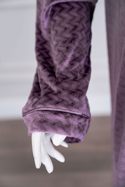 قميص نسائي شتوي طويل لون موف مزين بكتابات ياقة عالية بأزرار و بأكمام طويلة