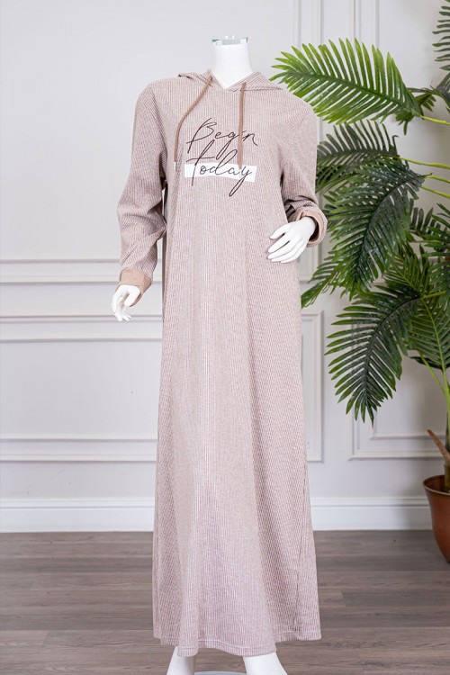 قميص نسائي شتوي طويل لون بيج مزين بكتابات ياقة بقبعة متصلة برباط و بأكمام طويلة