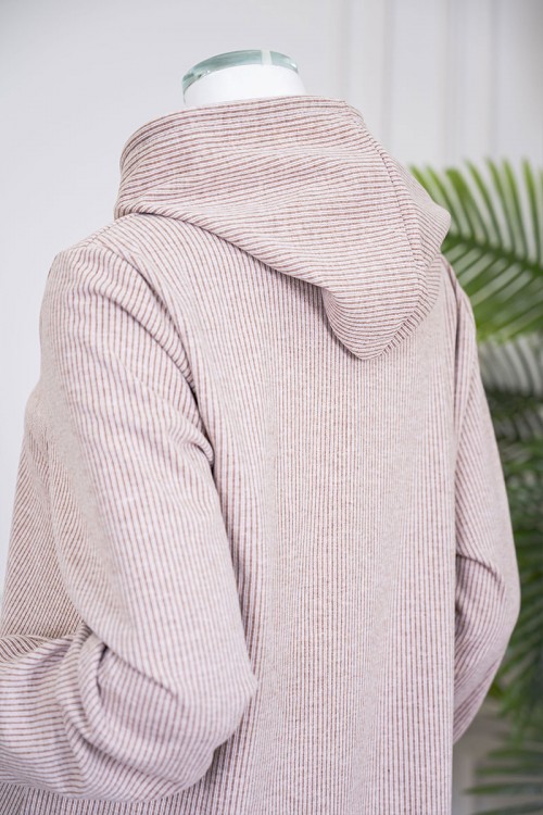 قميص نسائي شتوي طويل لون بيج مزين بكتابات ياقة بقبعة متصلة برباط و بأكمام طويلة