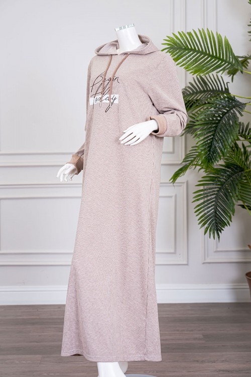 قميص نسائي شتوي طويل لون بيج مزين بكتابات ياقة بقبعة متصلة برباط و بأكمام طويلة