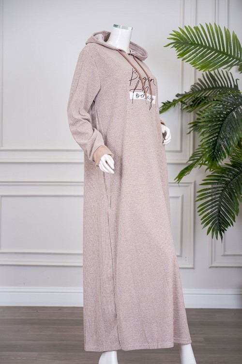 قميص نسائي شتوي طويل لون بيج مزين بكتابات ياقة بقبعة متصلة برباط و بأكمام طويلة