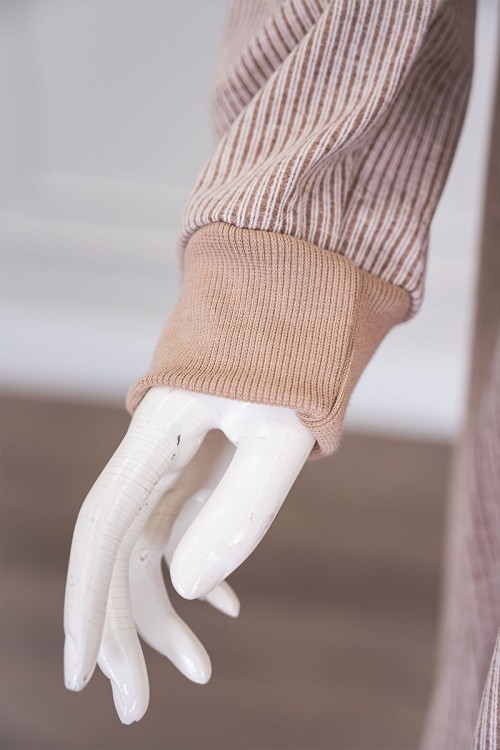 قميص نسائي شتوي طويل لون بيج مزين بكتابات ياقة بقبعة متصلة برباط و بأكمام طويلة