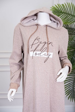 قميص نسائي شتوي طويل لون بيج مزين بكتابات ياقة بقبعة متصلة برباط و بأكمام طويلة