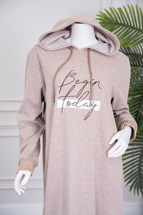 قميص نسائي شتوي طويل لون بيج مزين بكتابات ياقة بقبعة متصلة برباط و بأكمام طويلة