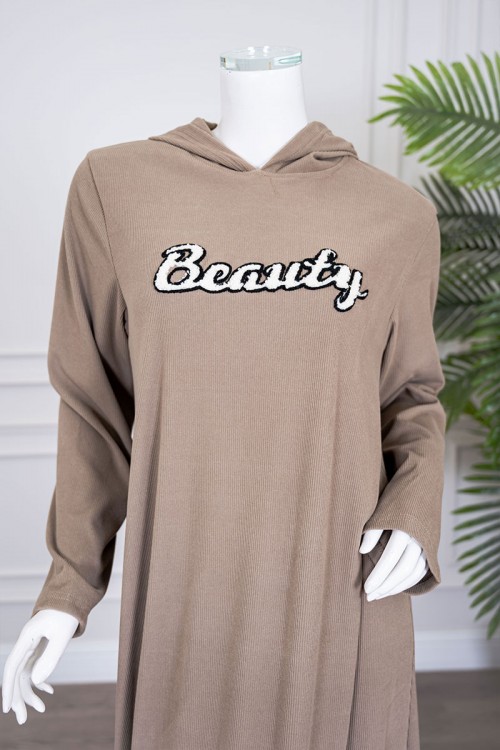 قميص نسائي شتوي طويل لون بني فاتح مزين بكتابات ياقة بقبعة متصلة و بأكمام طويلة