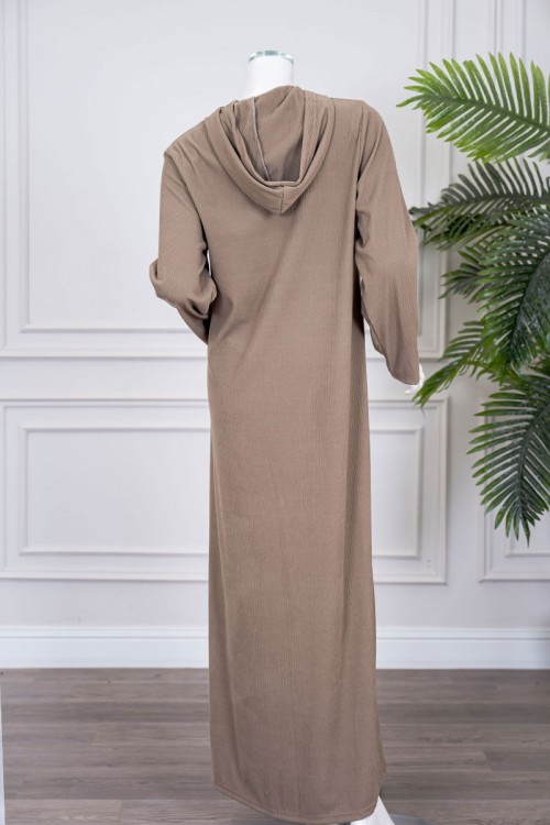 قميص نسائي شتوي طويل لون بني فاتح مزين بكتابات ياقة بقبعة متصلة و بأكمام طويلة