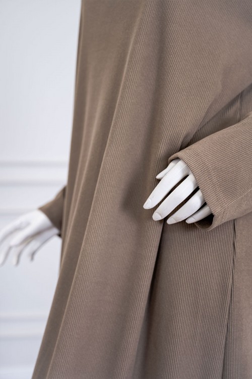 قميص نسائي شتوي طويل لون بني فاتح مزين بكتابات ياقة بقبعة متصلة و بأكمام طويلة