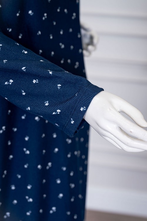 قميص نسائي طويل لون أزرق مزين بورود باللون الأبيض ياقة دائرية بأزرار و بأكمام طويلة