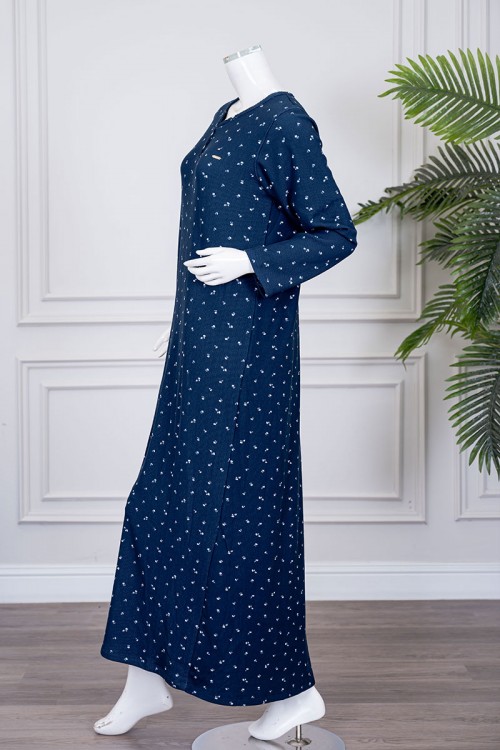 قميص نسائي طويل لون أزرق مزين بورود باللون الأبيض ياقة دائرية بأزرار و بأكمام طويلة