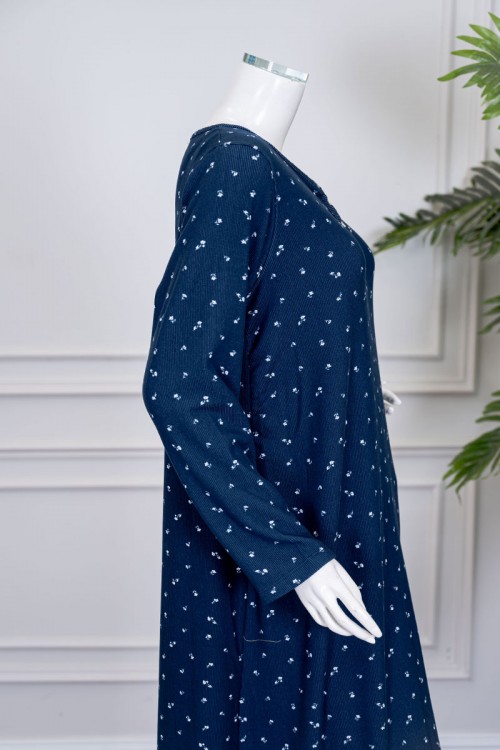 قميص نسائي طويل لون أزرق مزين بورود باللون الأبيض ياقة دائرية بأزرار و بأكمام طويلة