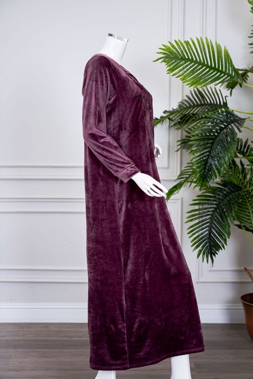 قميص نسائي شتوي طويل لون موف مزين بكتابات ياقة دائرية و بأكمام طويلة