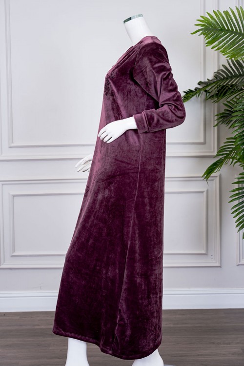 قميص نسائي شتوي طويل لون موف مزين بكتابات ياقة دائرية و بأكمام طويلة