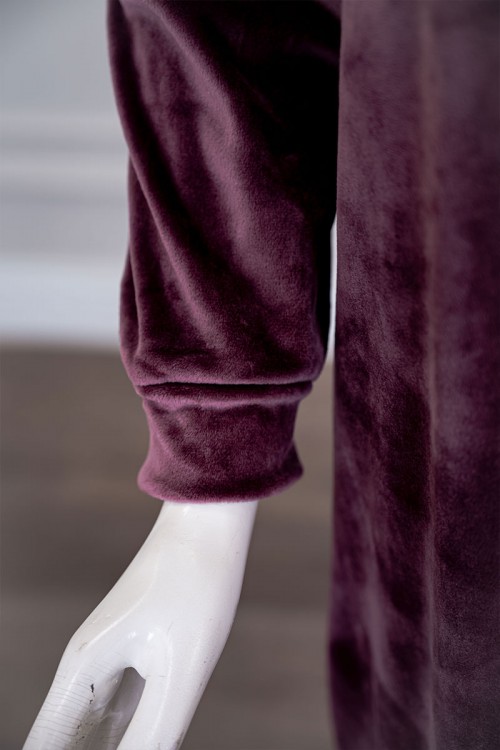 قميص نسائي شتوي طويل لون موف مزين بكتابات ياقة دائرية و بأكمام طويلة