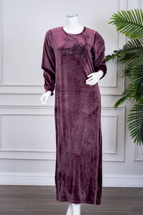 قميص نسائي شتوي طويل لون موف مزين بكتابات ياقة دائرية و بأكمام طويلة