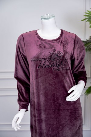 قميص نسائي شتوي طويل لون موف مزين بكتابات ياقة دائرية و بأكمام طويلة