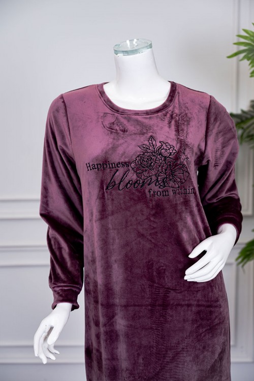 قميص نسائي شتوي طويل لون موف مزين بكتابات ياقة دائرية و بأكمام طويلة