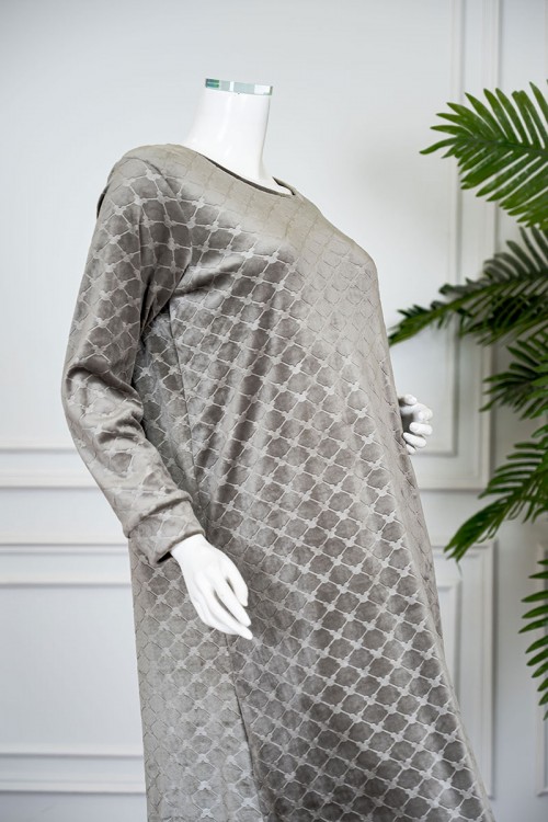 قميص نسائي شتوي طويل لون زيتي رمادي مزين بكتابات ورسومات ياقة دائرية و بأكمام طويلة