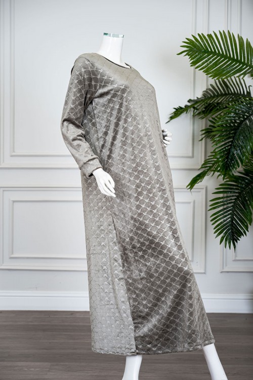 قميص نسائي شتوي طويل لون زيتي رمادي مزين بكتابات ورسومات ياقة دائرية و بأكمام طويلة