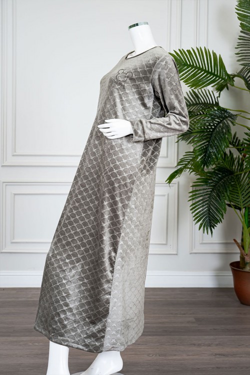 قميص نسائي شتوي طويل لون زيتي رمادي مزين بكتابات ورسومات ياقة دائرية و بأكمام طويلة