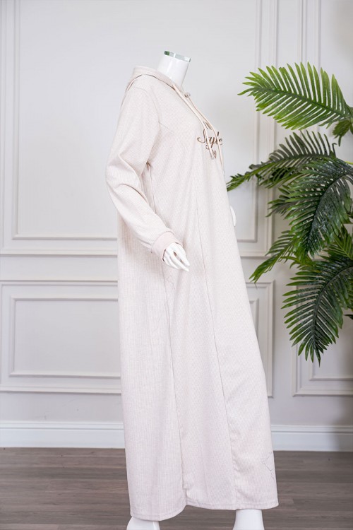 قميص نسائي شتوي طويل لون بيج فاتح مزين بكتابات ياقة بقبعة متصلة برباط و بأكمام طويلة