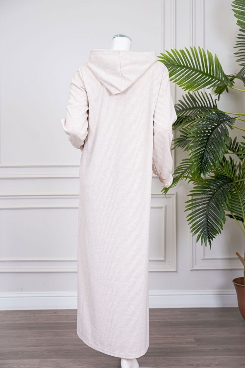 قميص نسائي شتوي طويل لون بيج فاتح مزين بكتابات ياقة بقبعة متصلة برباط و بأكمام طويلة