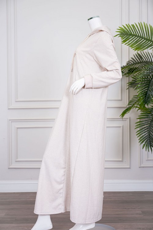 قميص نسائي شتوي طويل لون بيج فاتح مزين بكتابات ياقة بقبعة متصلة برباط و بأكمام طويلة